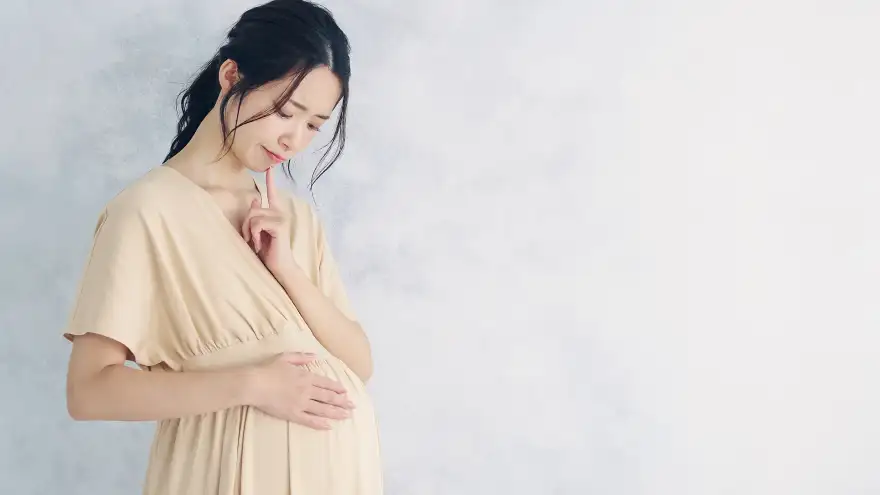 Chi phí sinh con, chi phí do phát sinh biến chứng thai sản và chi phí chăm sóc sau sinh đang trở thành gánh nặng lớn với nhiều gia đình hiện đại