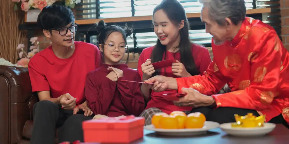 Quà Tết 2026 cho bố mẹ: Xu hướng tặng Bảo hiểm sức khỏe và 10 gợi ý thiết thực