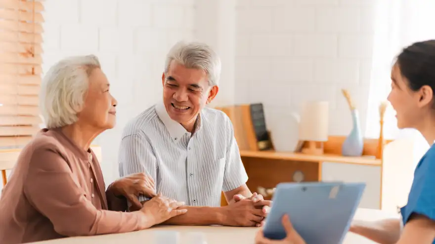 Bảo hiểm sức khỏe cho bố mẹ là một quà Tết sức khỏe mang ý nghĩa lâu dài