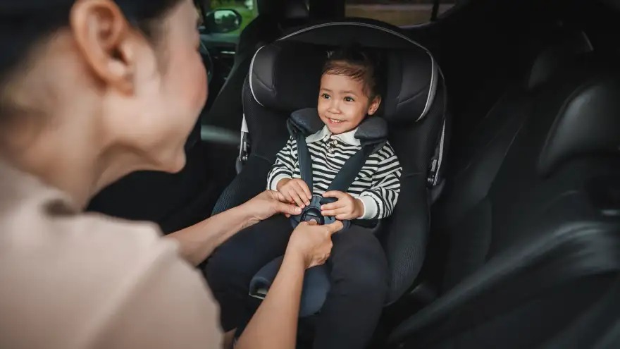 Luật về giao thông 2026 yêu cầu trẻ em dưới 10 tuổi hoặc thấp hơn 1,35 m cần sử dụng ghế an toàn khi đi ô tô.