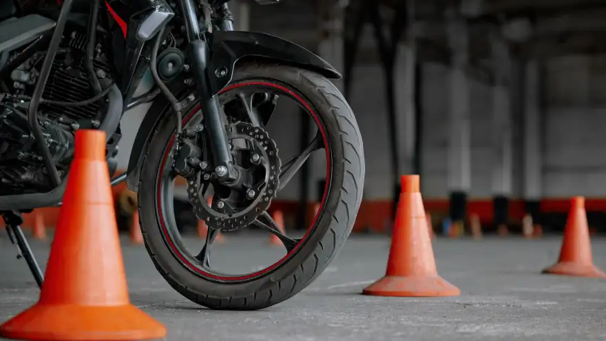 Luật giao thông 2026 tăng cường quản lý giấy phép lái xe và đào tạo lái xe nhằm nâng cao an toàn giao thông.