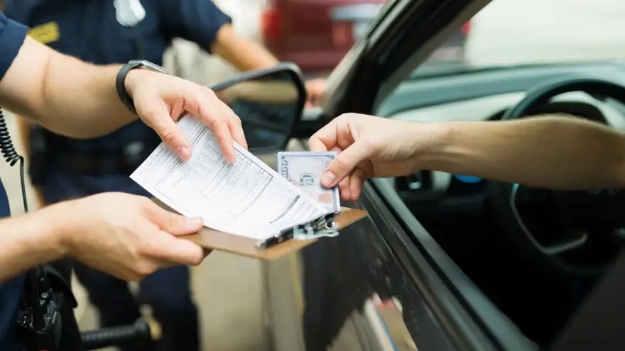 Tham gia bảo hiểm xe cơ giới giúp chủ xe chủ động bảo vệ tài chính trước những rủi ro khi tham gia giao thông.