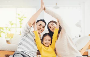 Gia đình an tâm tận hưởng cuộc sống với sự bảo vệ từ bảo hiểm sức khỏe dành cho cả gia đình.