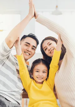 Gia đình an tâm tận hưởng cuộc sống với sự bảo vệ từ bảo hiểm sức khỏe dành cho cả gia đình.
