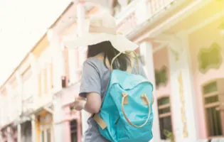 Du khách tận hưởng chuyến đi trọn vẹn với sự bảo vệ từ bảo hiểm du lịch toàn diện.